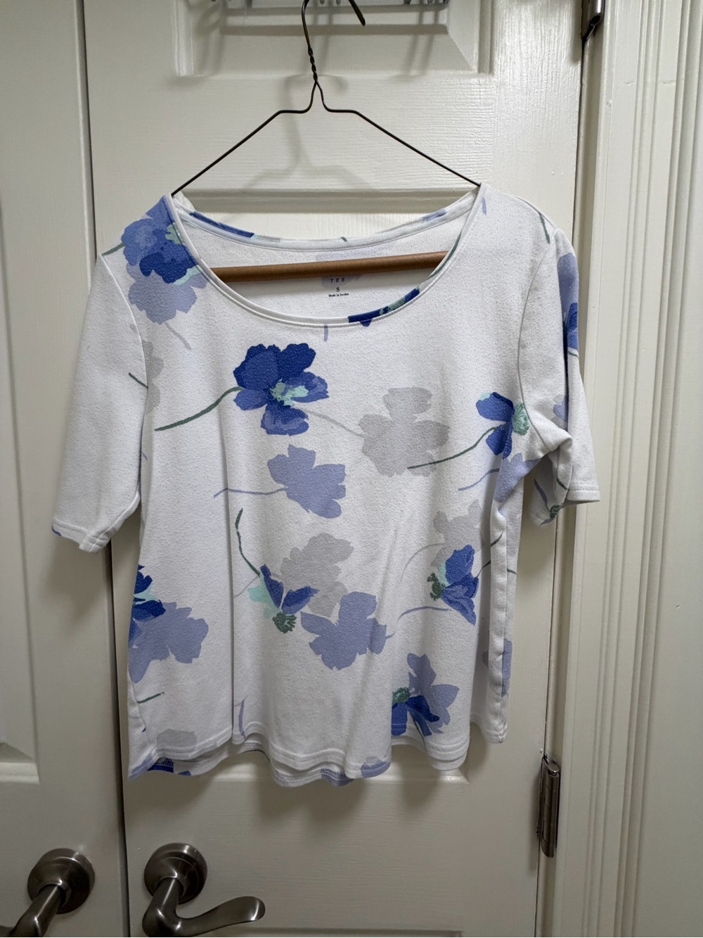 croft & barrow White Scoop Neck Top with Blue Floral Print
